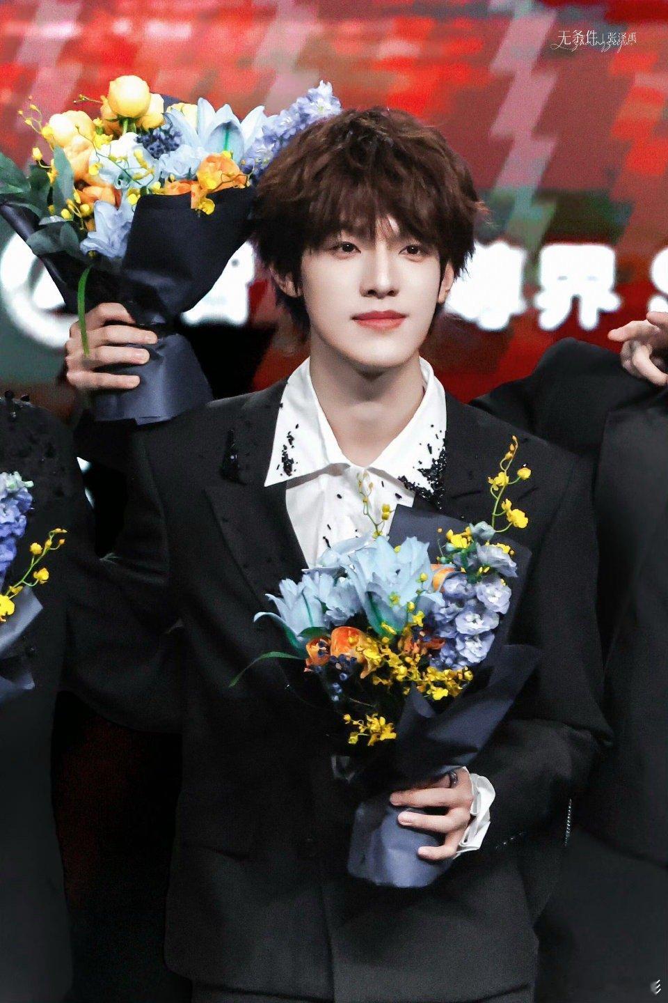 张泽禹临场反应力直接给到夯张泽禹紧急踢走舞台杂物细节里见真章，张泽禹在表演间隙快