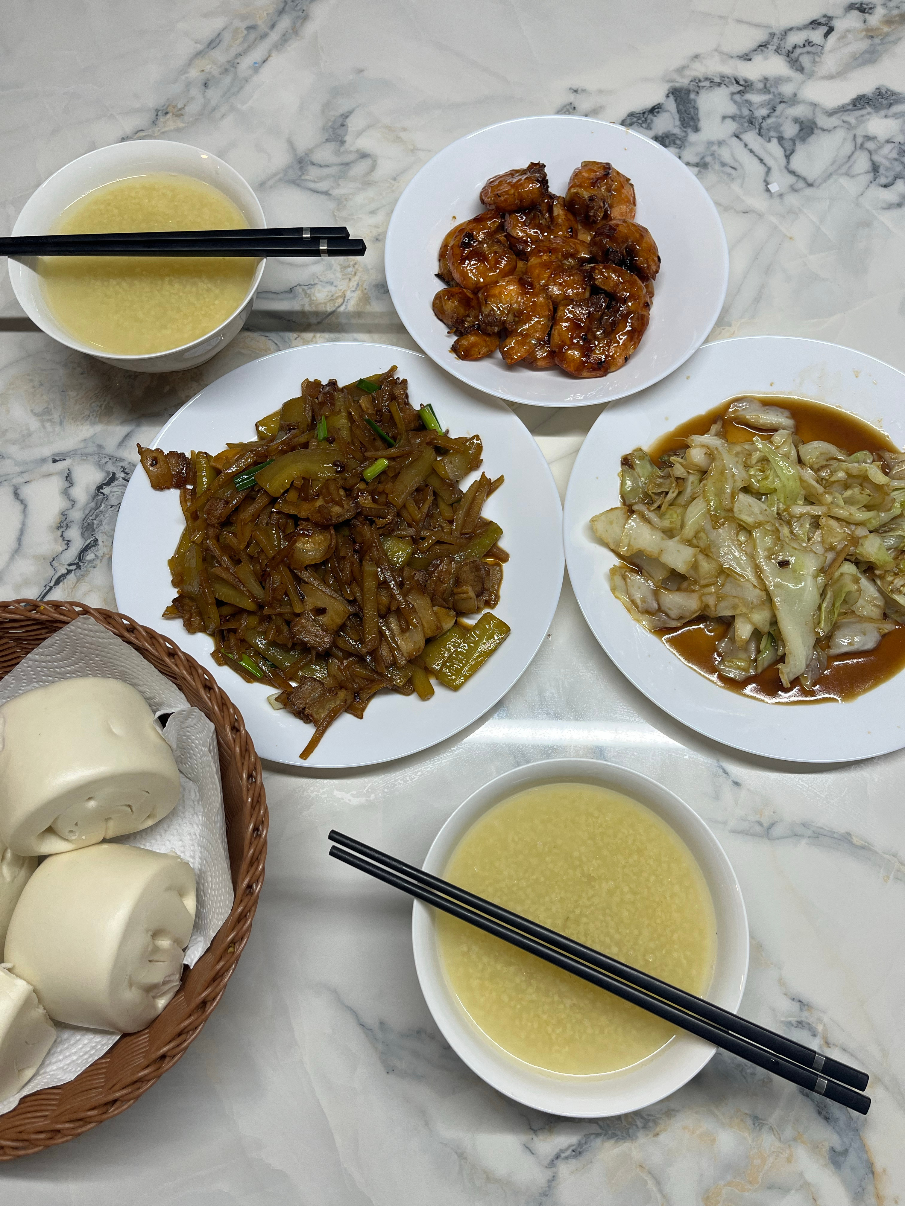 简简单单三个菜，河南人最爱吃的就是馍菜汤，我们家一般都是我下厨。 