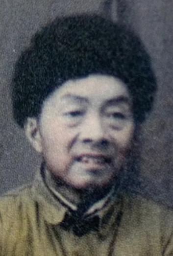 1935年长征途中，开国上将刘亚楼的警卫员谢志坚因病滞留在甘肃村民家中，外出寻找