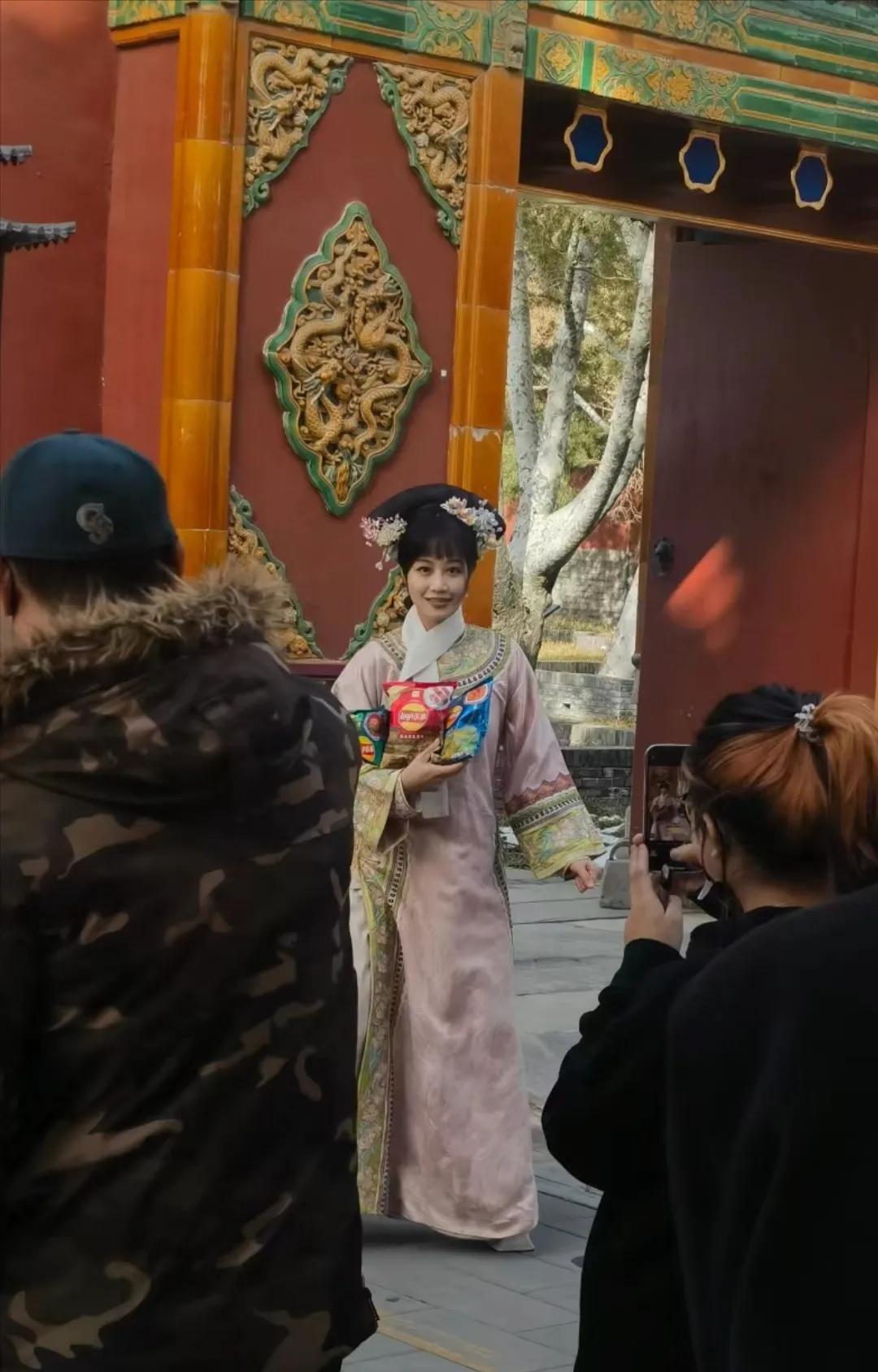 有网友在北海偶蓝盈莹，她穿了古装造型，一下子好像回到了《甄嬛传》的浣碧，她手里还