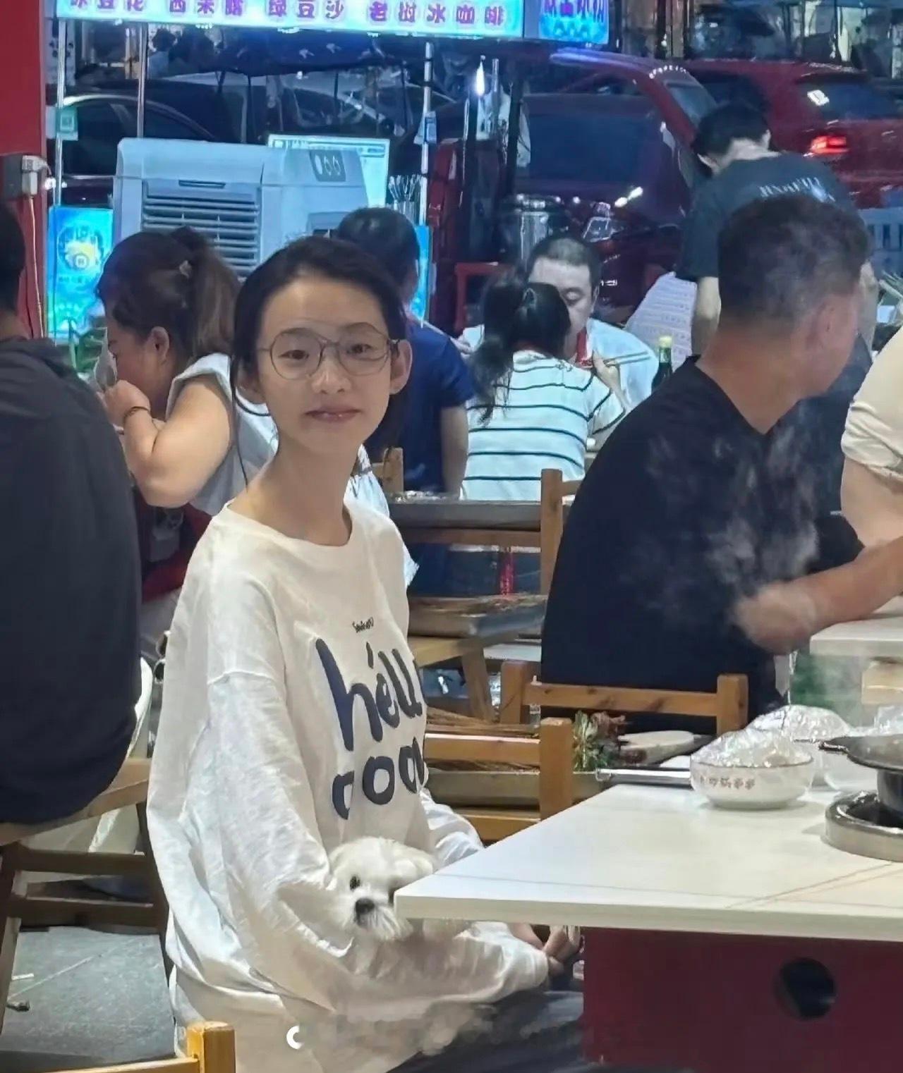 这竟然是张艺凡 ….26了 还像初中生一样 好有少年感啊…. ​​​