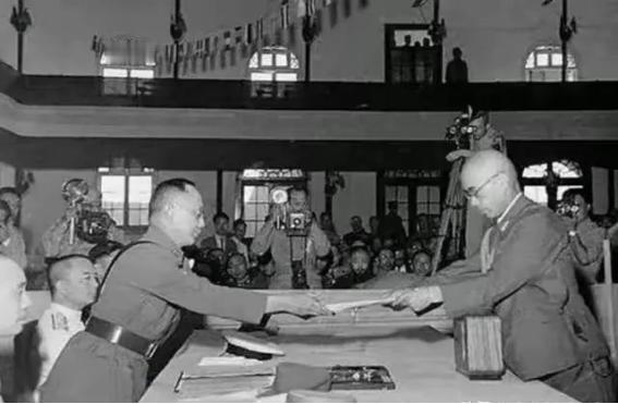 1945年9月9日，南京。这一天，中国人民期盼已久的时刻终于到来——日本投降。当