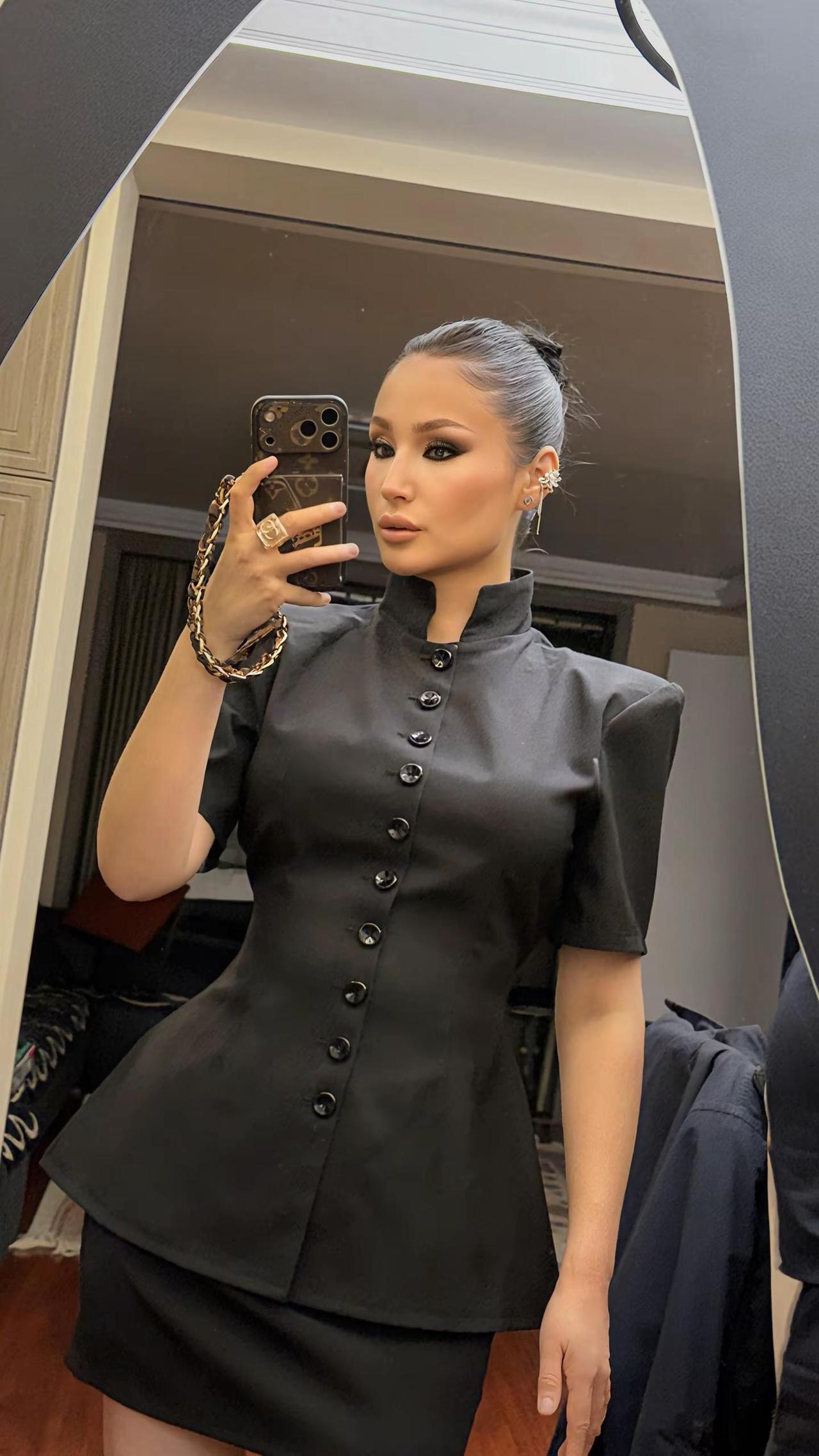 漂亮的衣服可以治愈所有的不开心，今天穿的好看，化个美美的妆，整个人所散发出的是一