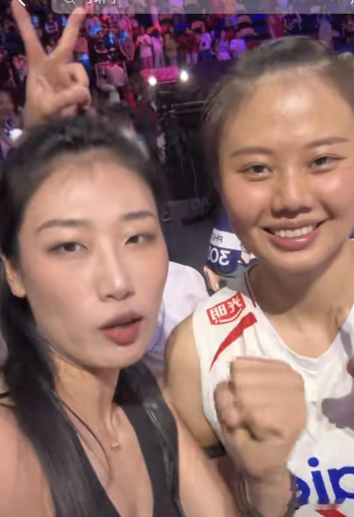 姐妹情深！前中国女排主攻手刘晏含去探班中国女排，输给土耳其女排后，大家心情都比较