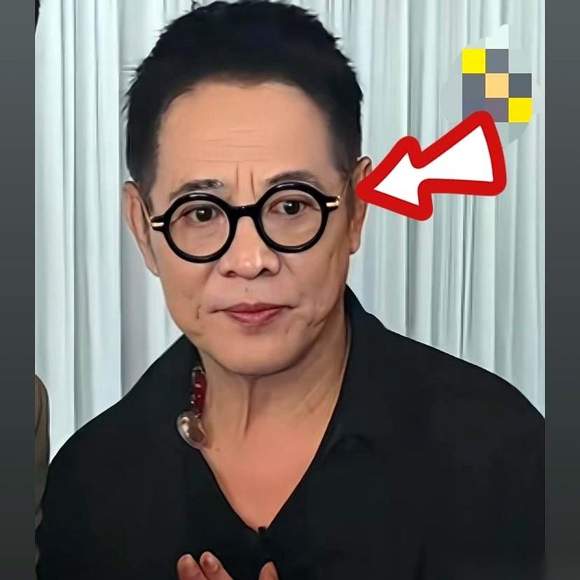 刷到李连杰近照，我直接愣住了。
这……还是那个眼神凌厉，随时准备开打的功夫皇帝吗