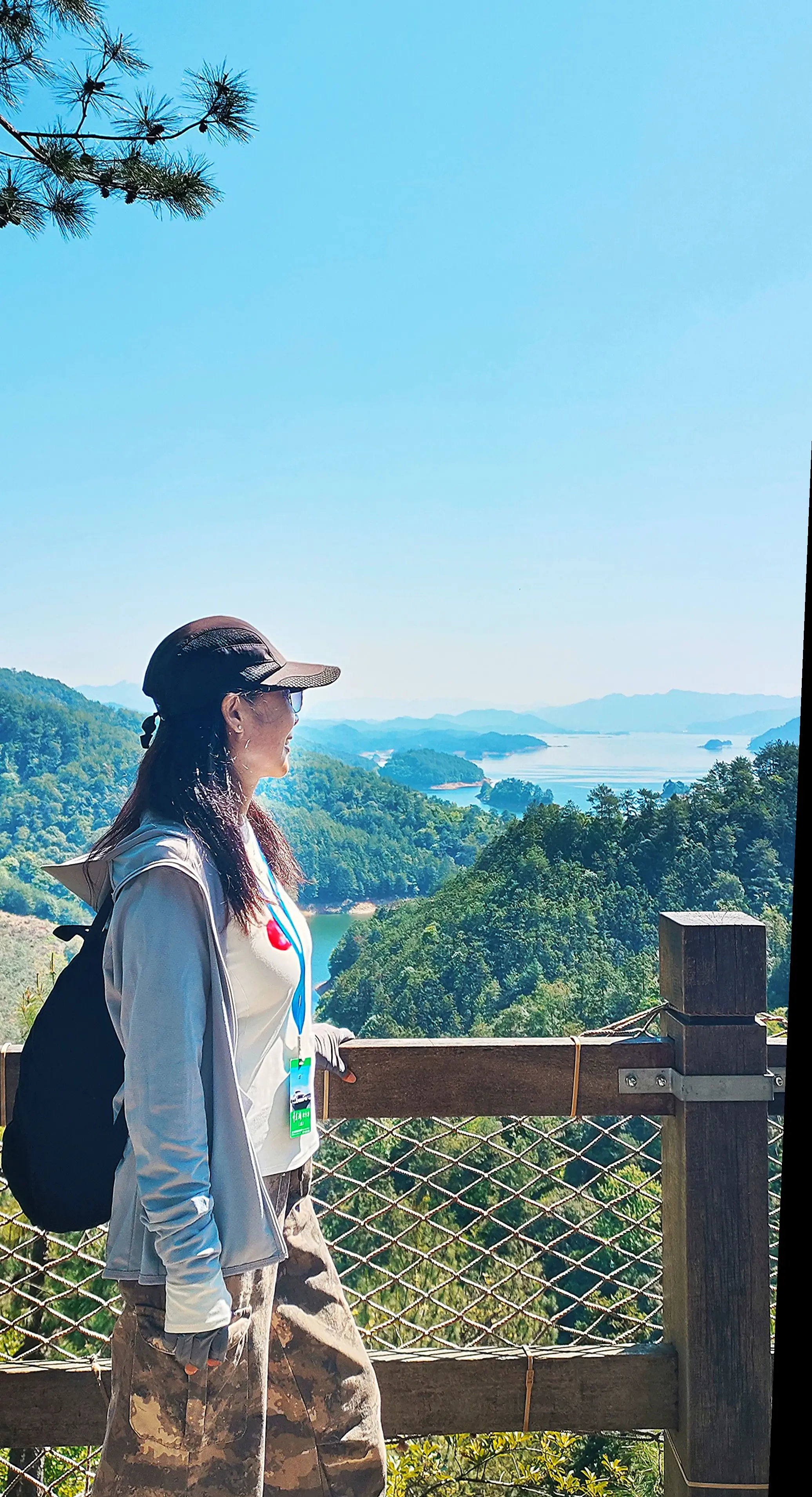 到上海见到表妹，她说看见我又黑又瘦，白发也不染，她心疼我这个样子好可怜...