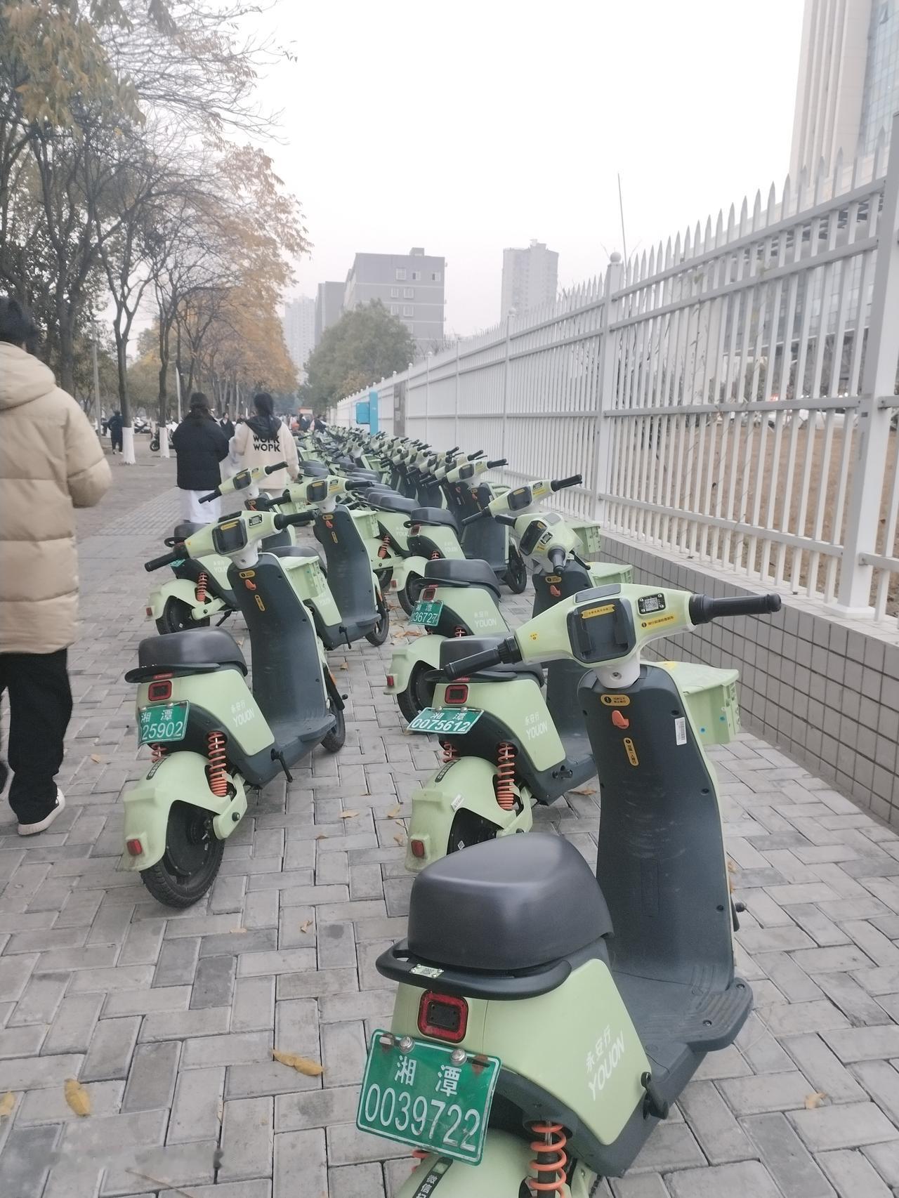 大学校园外停驻着上百台永安电动车，骑这种车需要摩托车驾驶证吗？
永安电动车 学校