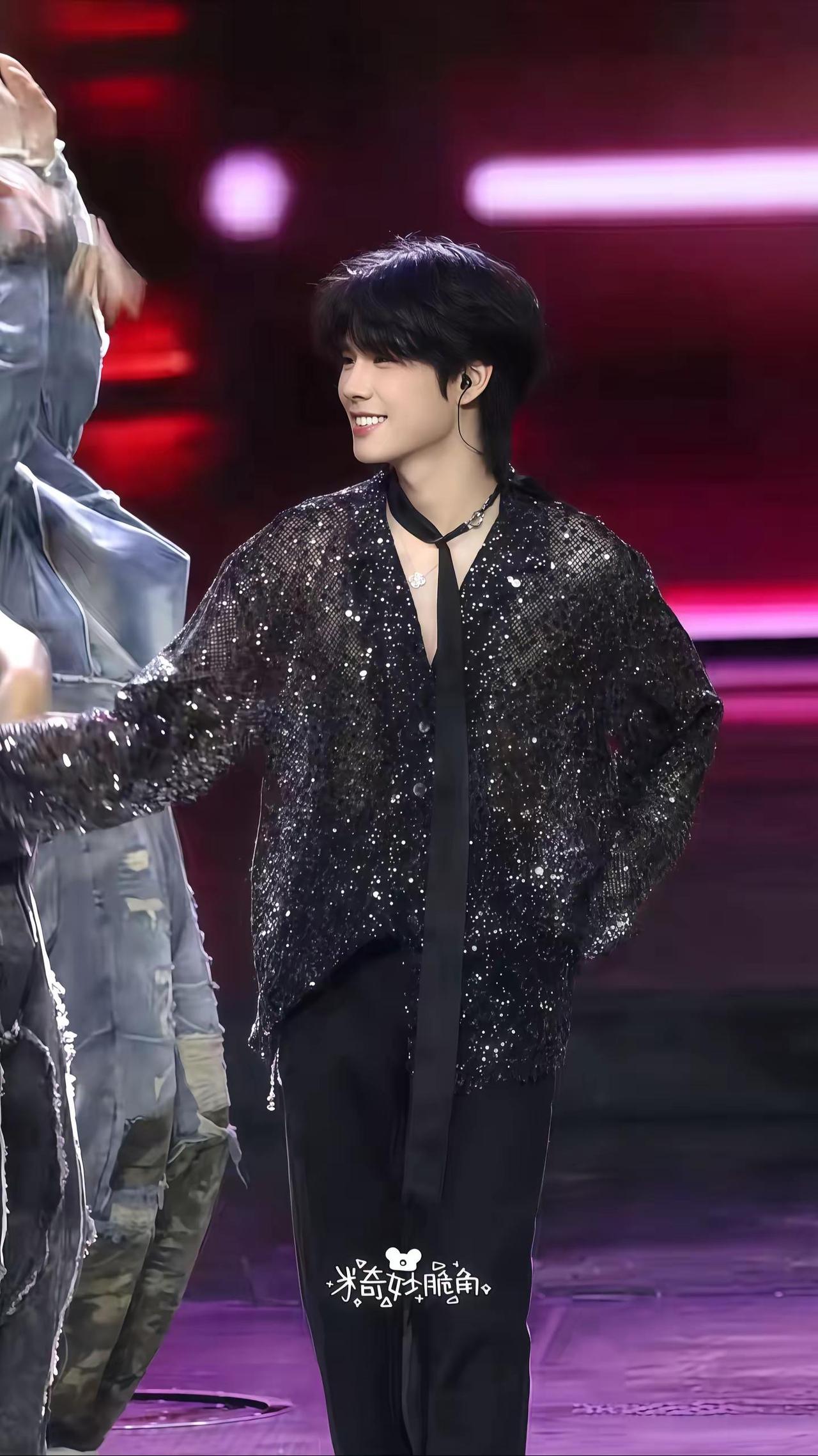 宝宝太帅了。何铮 何秋亊 图来自@米奇妙脆角