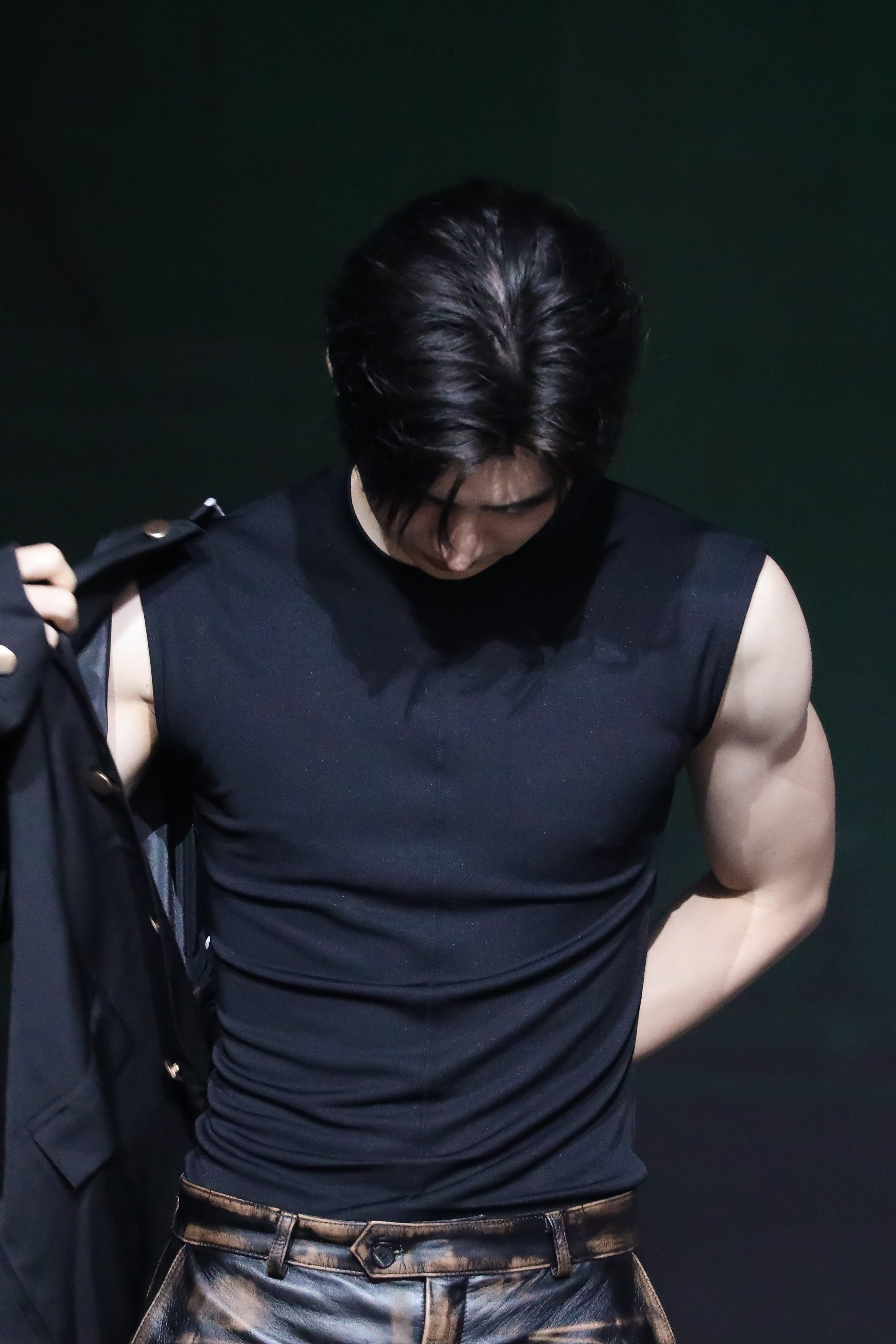朴成训[超话]  260830 MA线下签售omg…..倒三角身材比例 ​​​