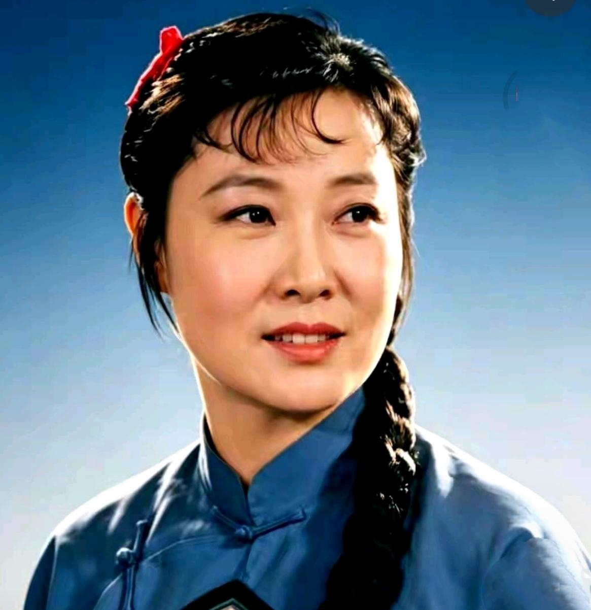 原来人民艺术家郭兰英年轻时这么漂亮！
唱响《我的祖国》、《南泥湾》、《白女毛》、