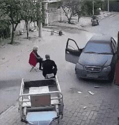 不能拿命来赌气，这一对老夫老妻坐在大马路上，以为车辆都不敢走，没想到遇到个犟种