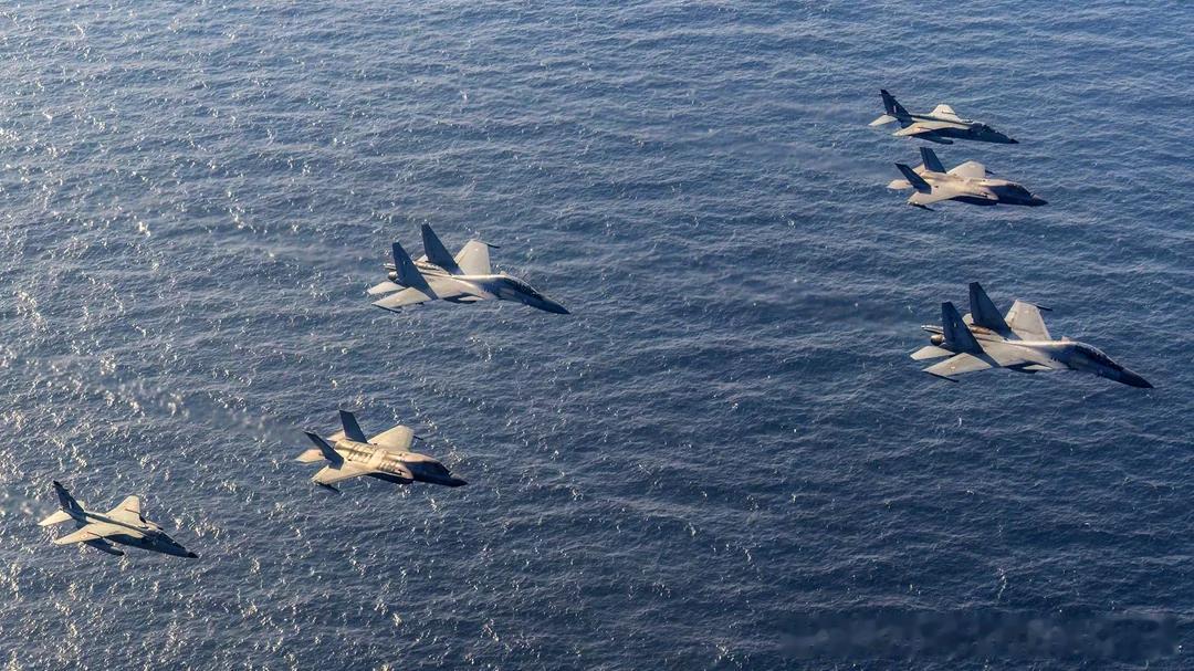 KONKAN-25军演中的印度苏-30MKI、美洲虎和英国F-35B合影 ​​​