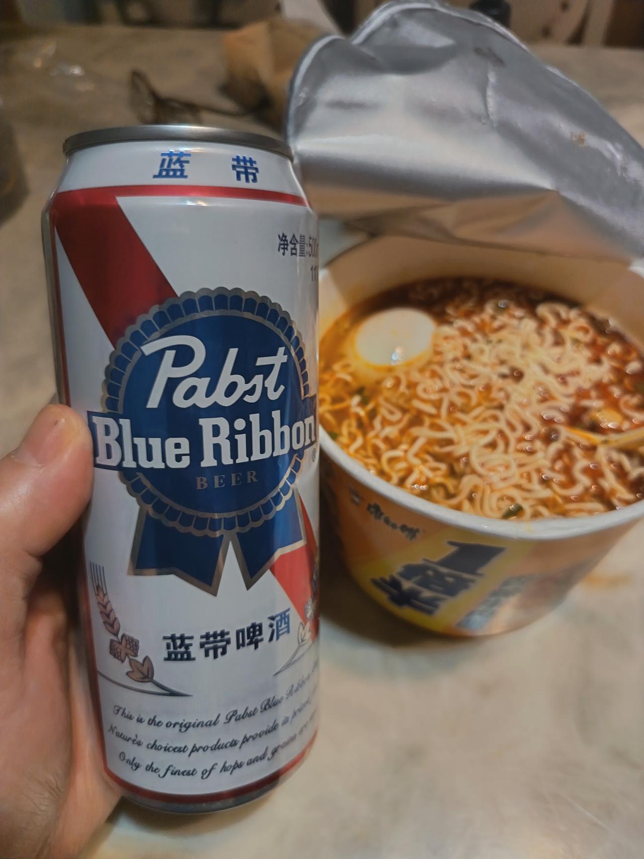 人呢就奇了怪，有一段时间没有吃泡面，就特别想。

咋天晚上躺在沙发追剧《少帅》，