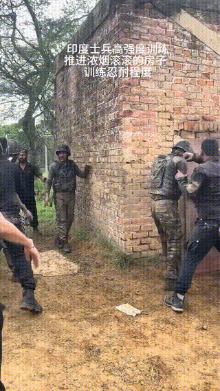 印度果然名不虚传，对士兵的训练可以用惨无人道来形容。
在一间满是浓烟的屋子外面，