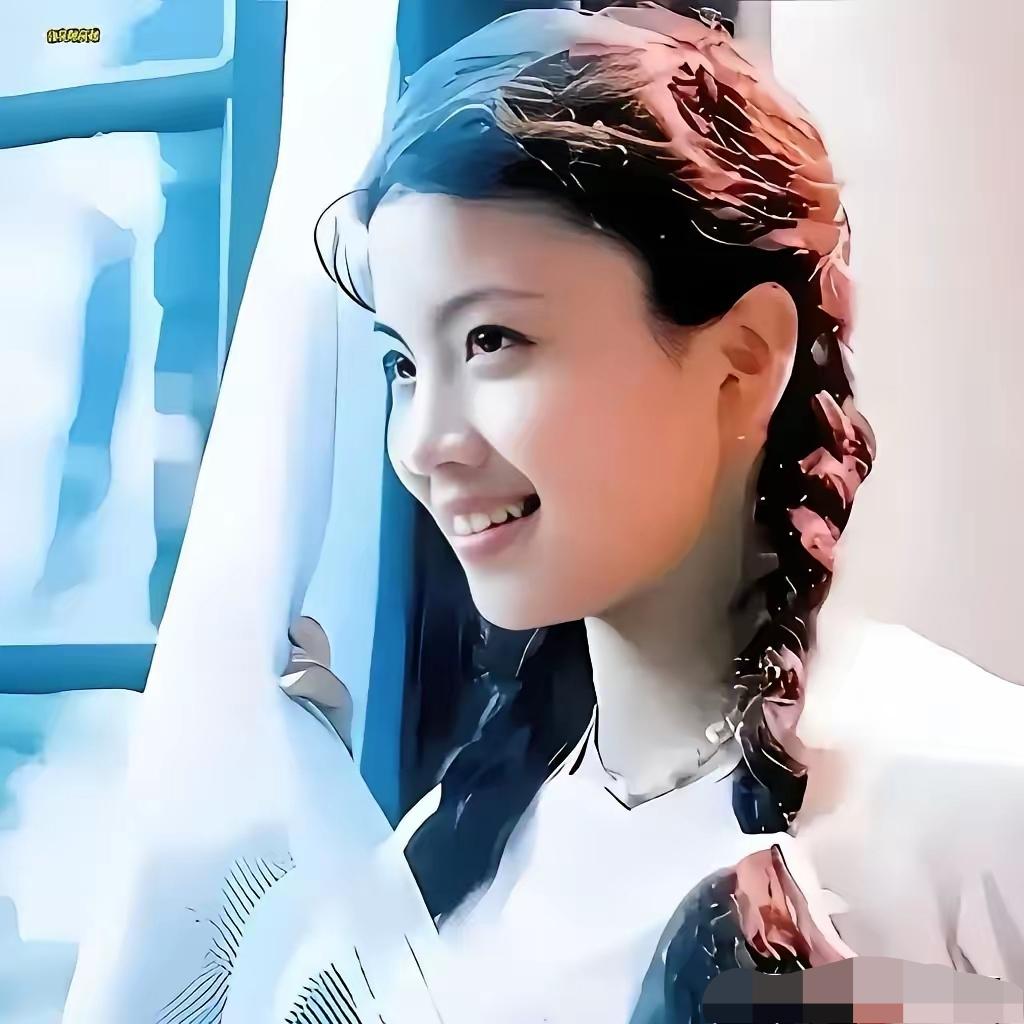 她年轻时很耐看漂亮，这张甜美的脸，饱满圆润，阳光美丽，歌声婉转动听，你能认出她是
