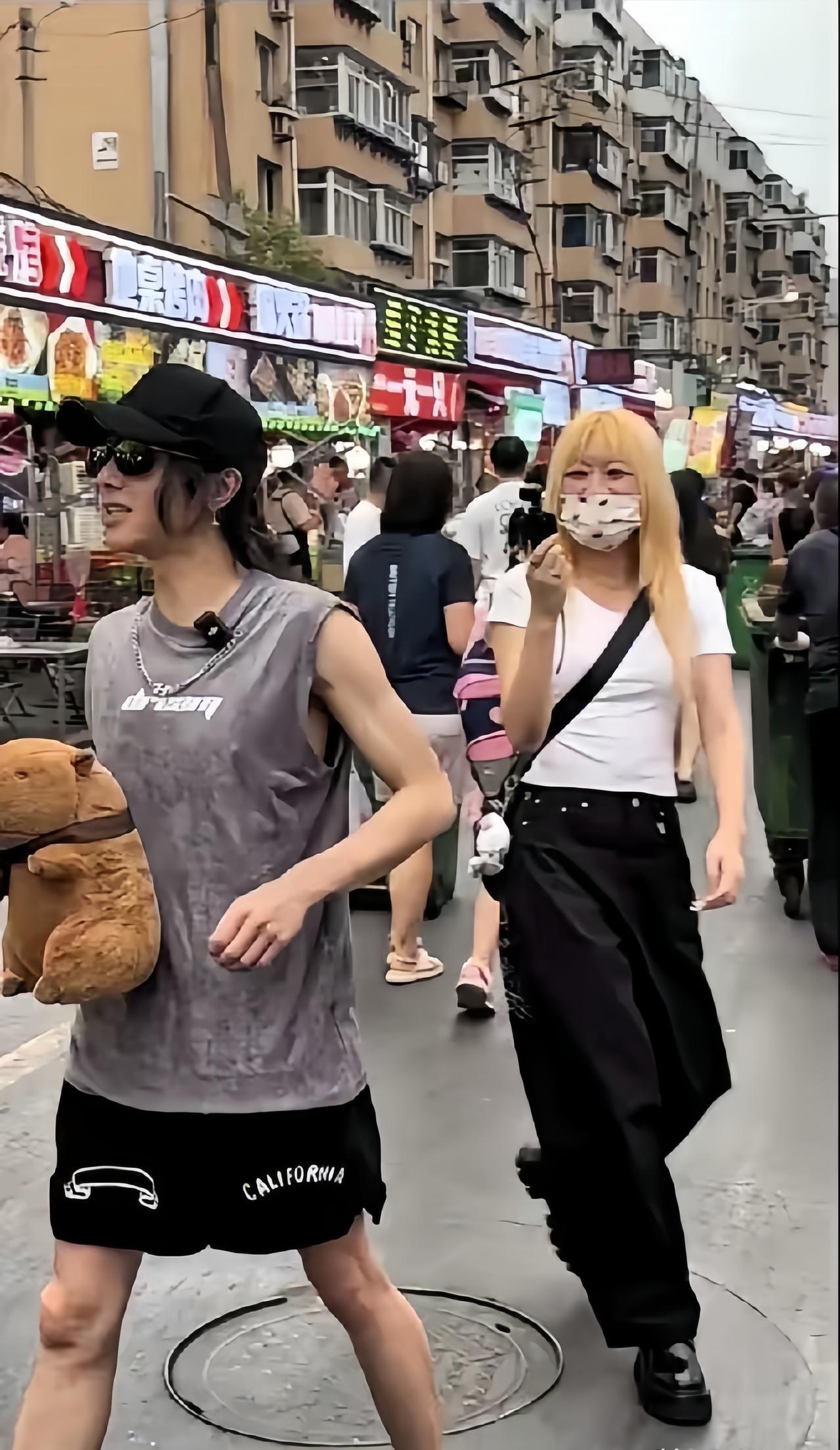 华晨宇现身沈阳，他戴着棒球帽和墨镜，又酷又帅。

华晨宇走在热闹的街头，很开心的