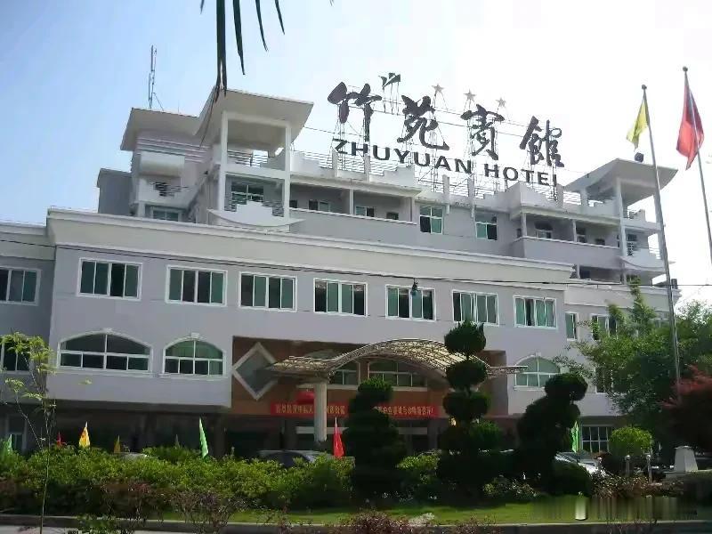 

八一建军节，从军营里传出了国民党军队里这样一个有趣的笑话：

士兵问：“班长