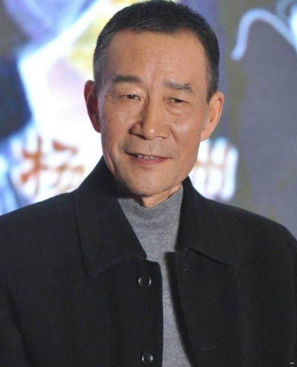 原来最高级的敬业，从来都不是声势浩大，而是无声的坚守。抗癌二十六载，化疗夺走了他