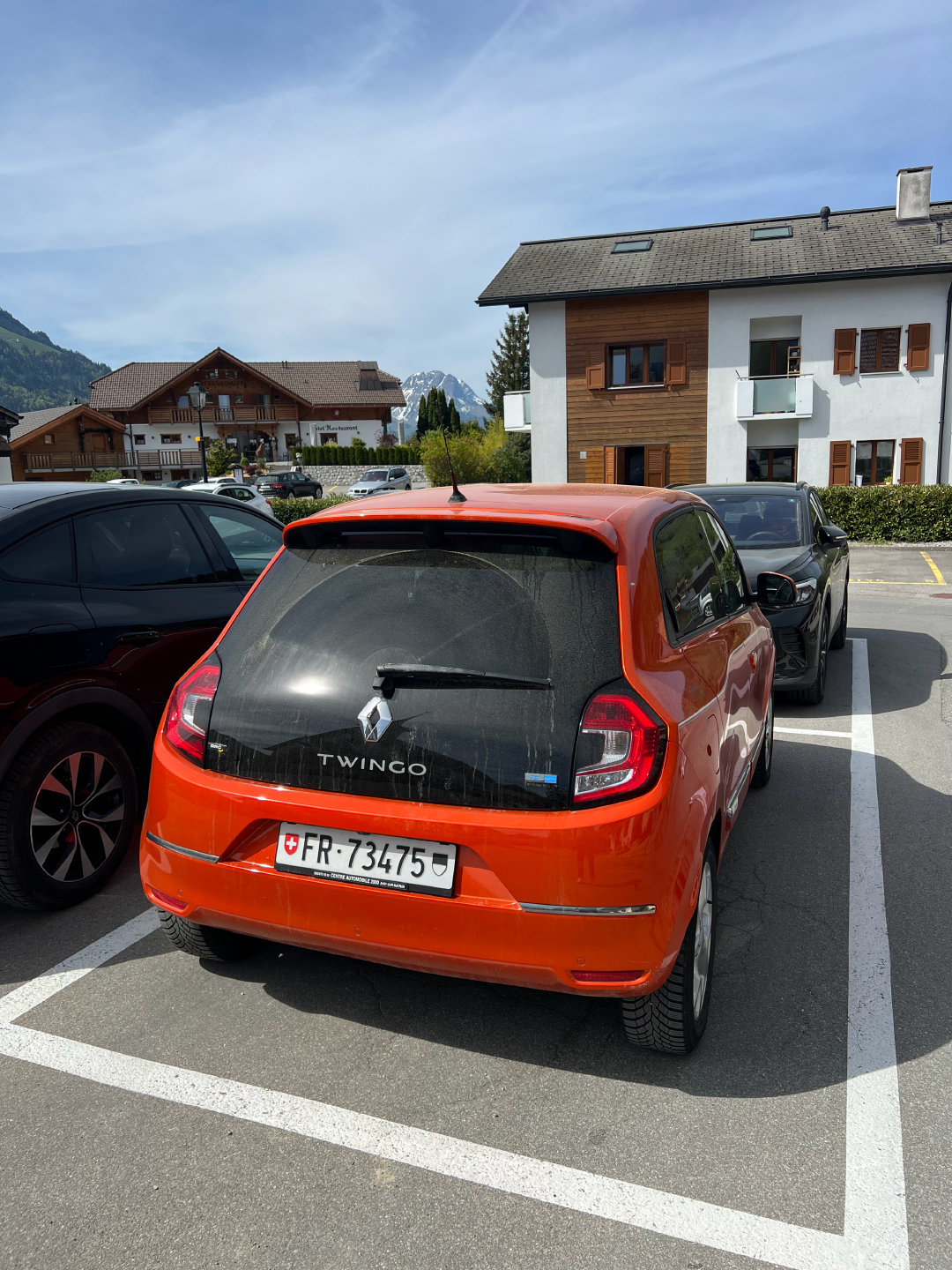 后雨刮博主见到如此美景，也没忘了本职工作。Range说没有后雨刮的两厢车是在开玩