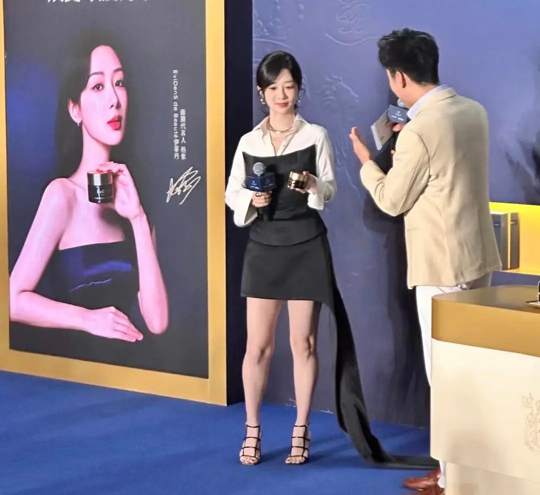 杨紫这腿好像又有变化了 ​​​