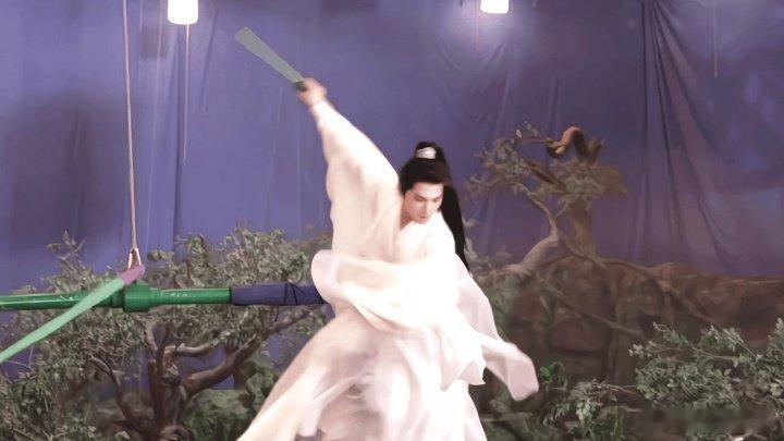 杨洋好小的脸好标准的头 《凡人修仙传》里杨洋的头脸比简直是为古装而生！束发时标准