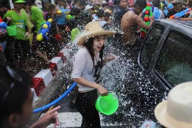 泼水节，不是流氓节。近日，一女子透露，自己在西双版纳告庄景区游玩时，被人用高压水