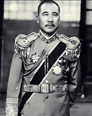 张宗昌发现妻子与一个瘸子通奸，气得火冒三丈，提起枪就要发作，突然间他意识到不能打