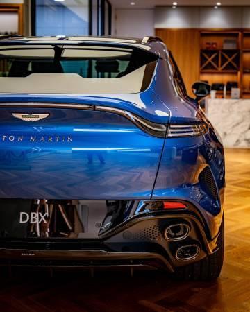 🏎️阿斯顿马丁 DBX S 炸场登场💥727 马力猛兽出笼，3.3 秒破百撕