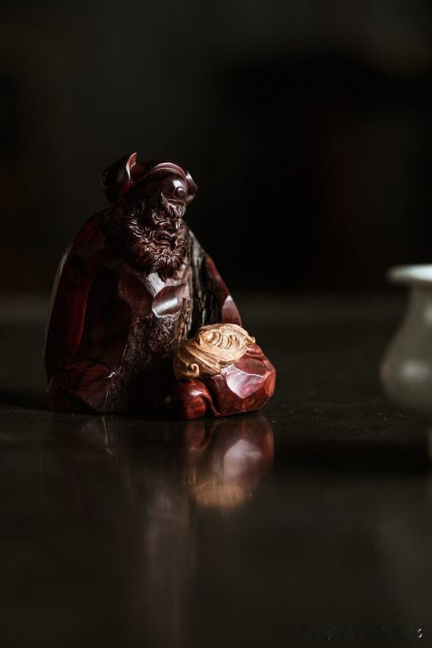 有些小件，体量不大，
气却很重。

这尊钟馗，用小叶紫檀的老料去做，
油性深沉，