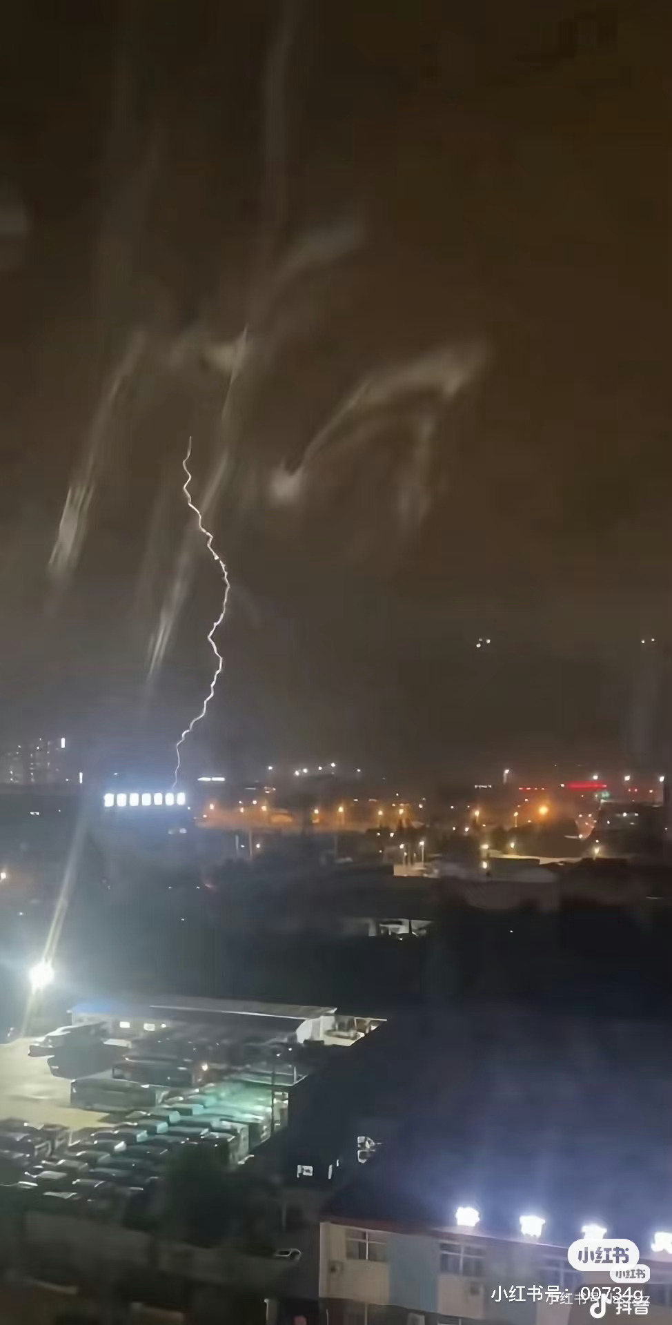 我的妈呀，这么粗的雷，我还以为是特效呢 