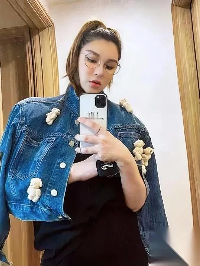 李雨桐栽了

一点不冤

这事儿远不止报应这么简单。

很多人觉得，原先她有感情