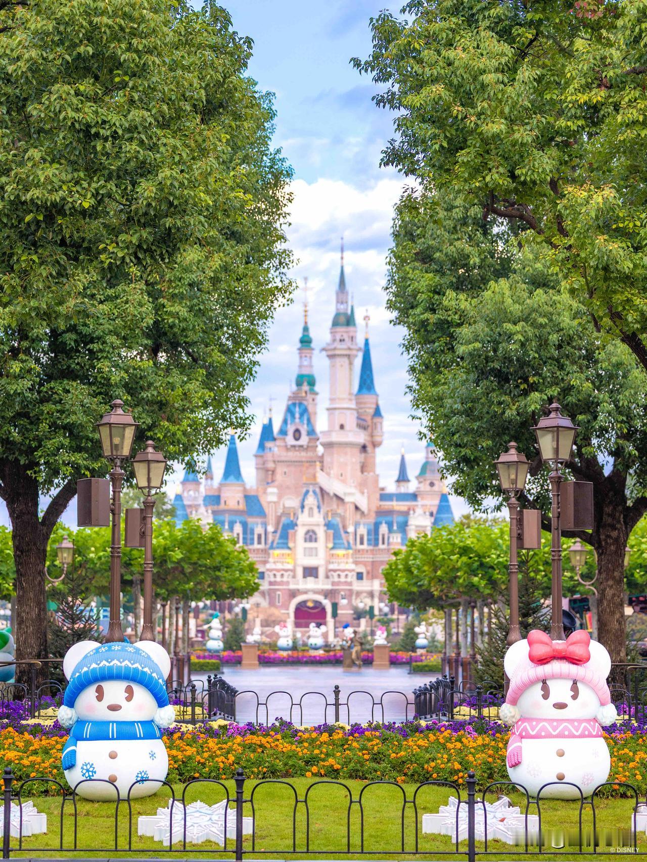 上海迪士尼的冬日氛围拉满了！奇幻冬白巡游上线，直接开启冬日童话模式，太有氛围感了