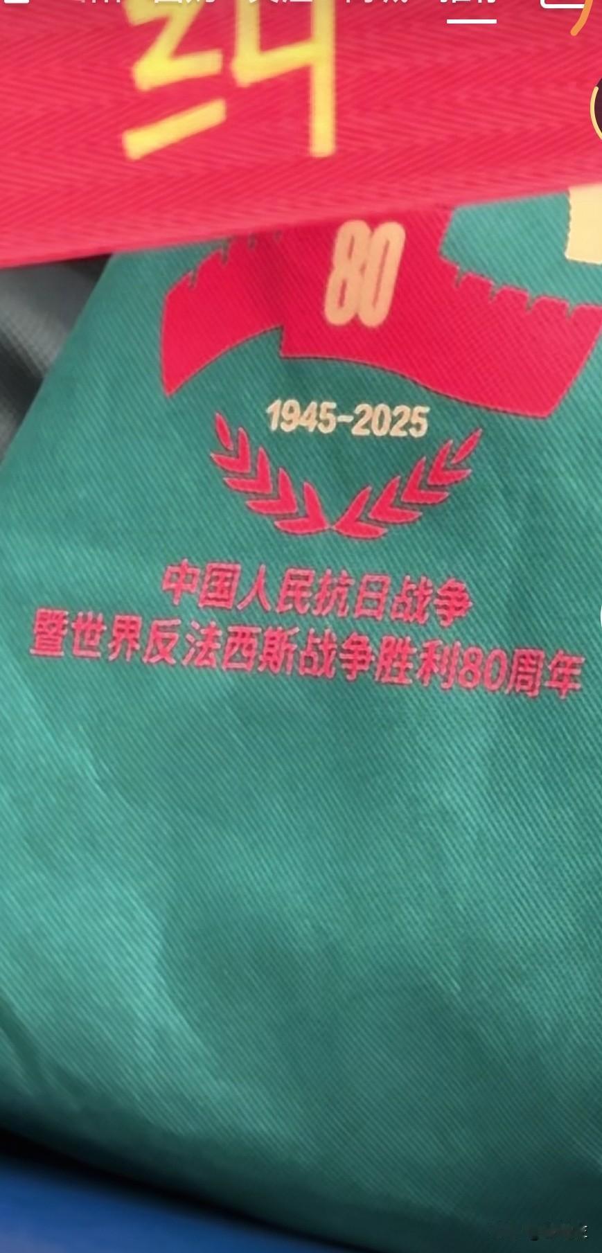 兵哥哥，能把你的包包送我吗？
我好想也有一个，我想天天背在身上。
如果你舍不得送