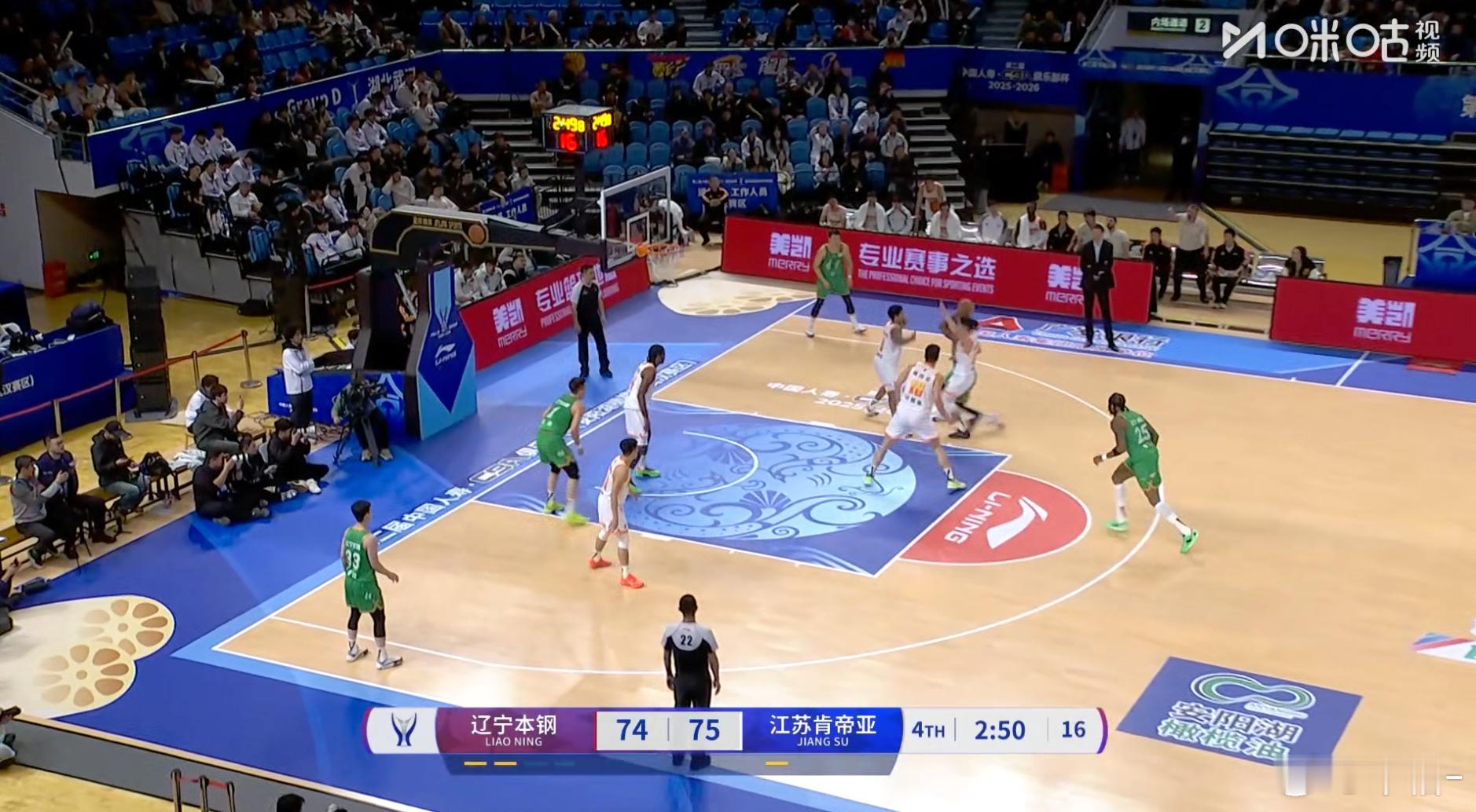 江苏末节第3分49秒庞峥麟带球上篮得分，率队打出一波12-2！74-75江苏肯帝