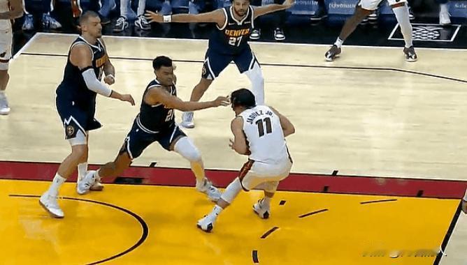 约基奇被队友误伤，猜到脚部痛苦倒地，还好无大碍回到场上



比赛总有意外，防守