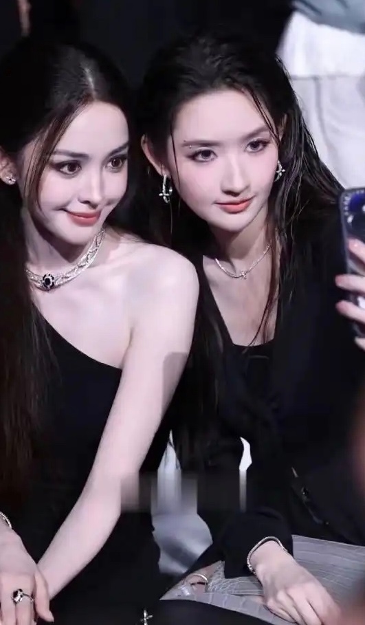 王玉雯和娜扎合照，虽然说俩个人都很漂亮！但不不得不说娜扎骨相识真的很牛！ 