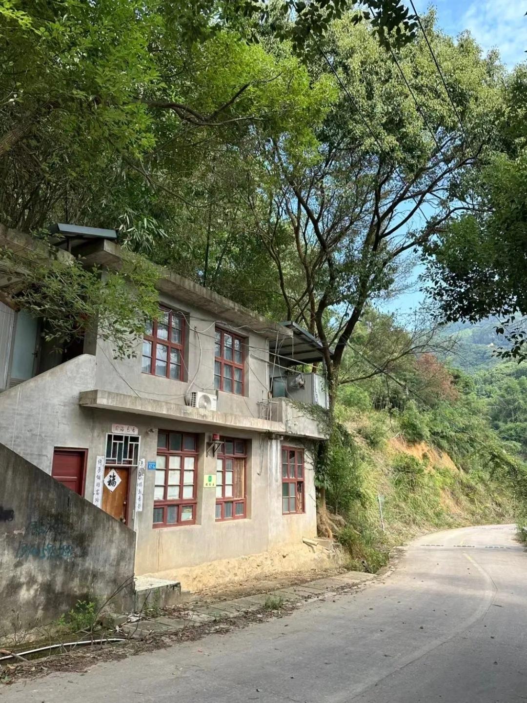 “  躲进小楼成一统，管他冬夏与春秋  ... ”