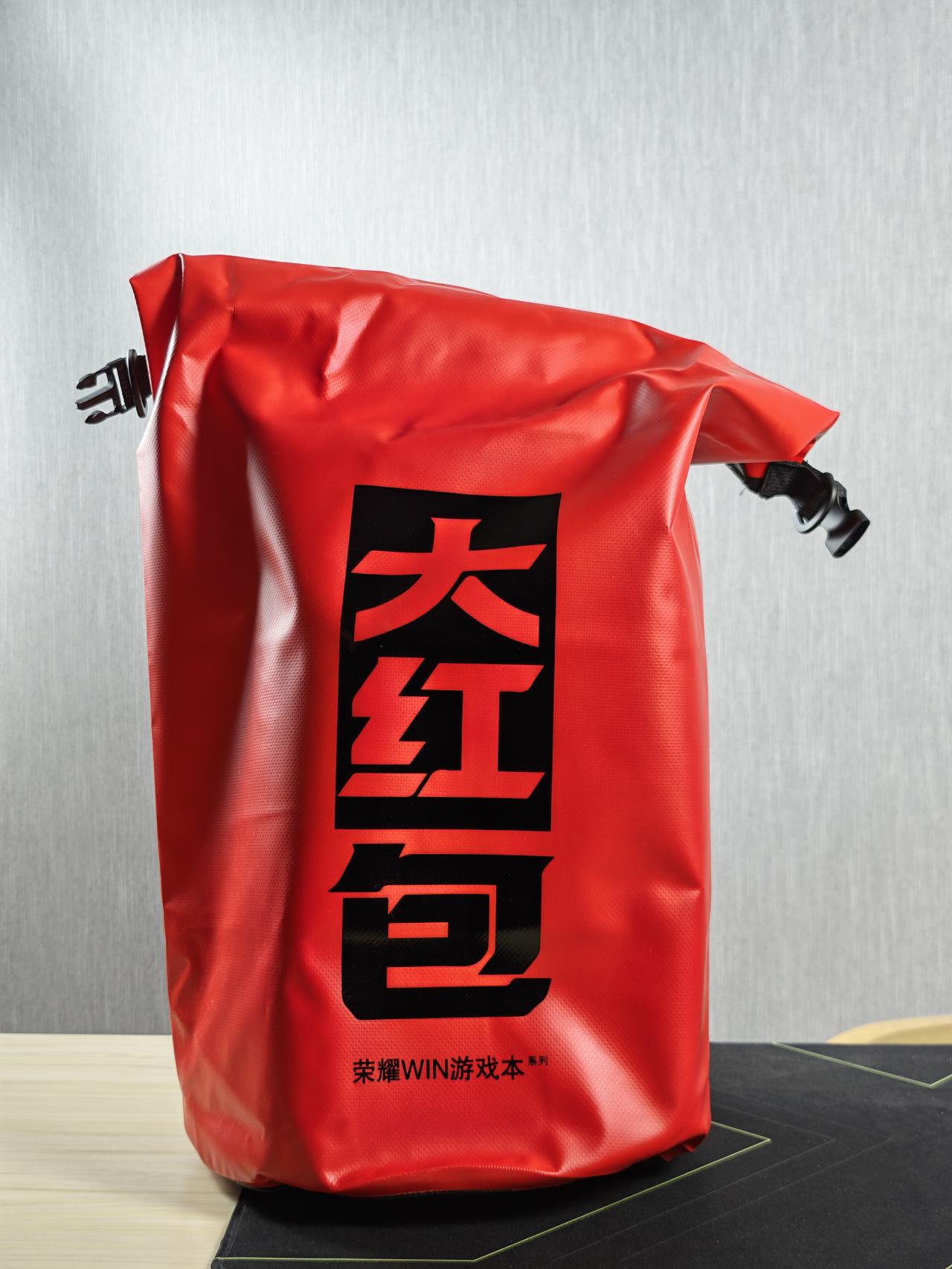 荣耀WIN游戏本邀请函太有意思了，还真是个大大的红包，里面有肩章、WIN币、零食