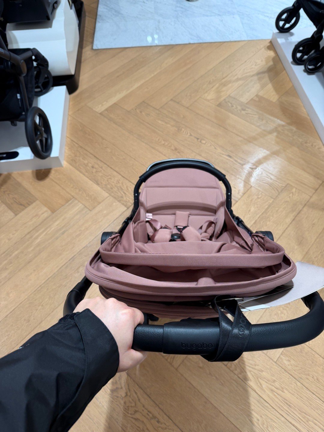 又来买车了，商场打折，给闺女提一台冰莓粉小跑车