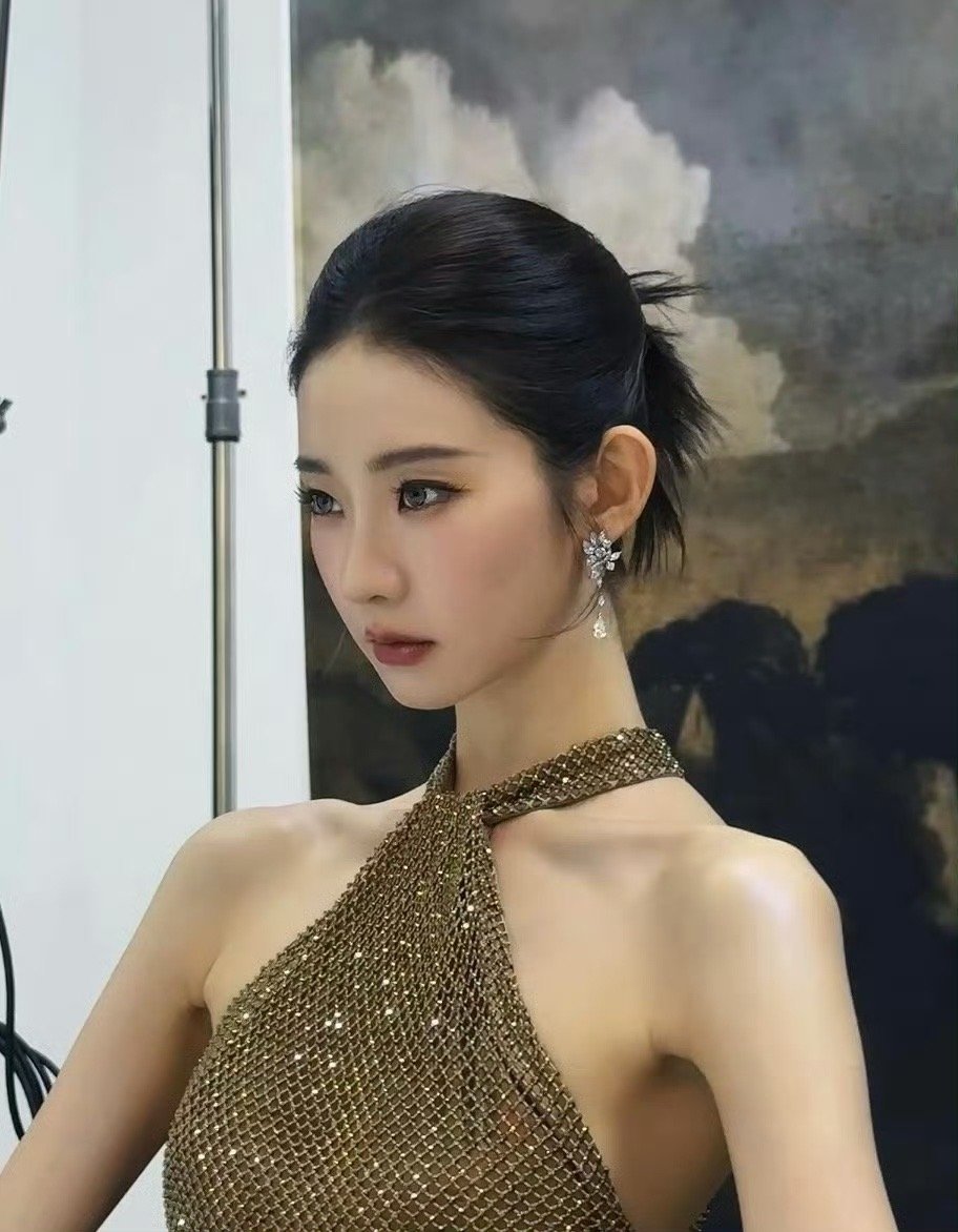 被张艺凡钓成翘嘴了 张艺凡的颜值简直是“颜值天花板”实锤！御姐风造型完美凸显精致