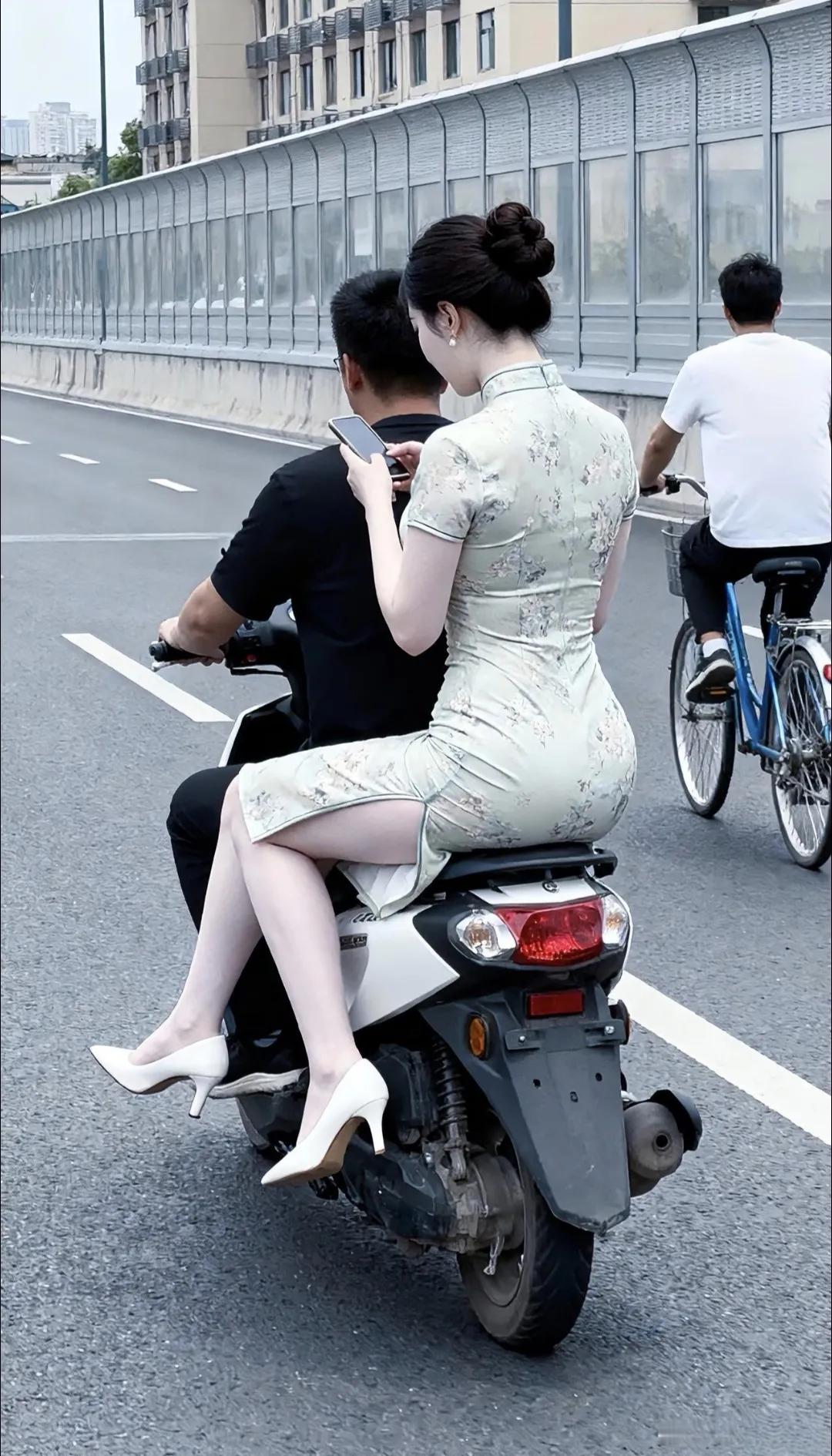 嘿，看小两口这默契，摩托车后座也能摆pose，生活不就该这么自在吗？