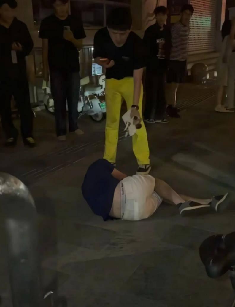 这位就读于江苏师范大学的哈萨克斯坦大四留学生，在几位中国编外教师的辅导下，理应懂