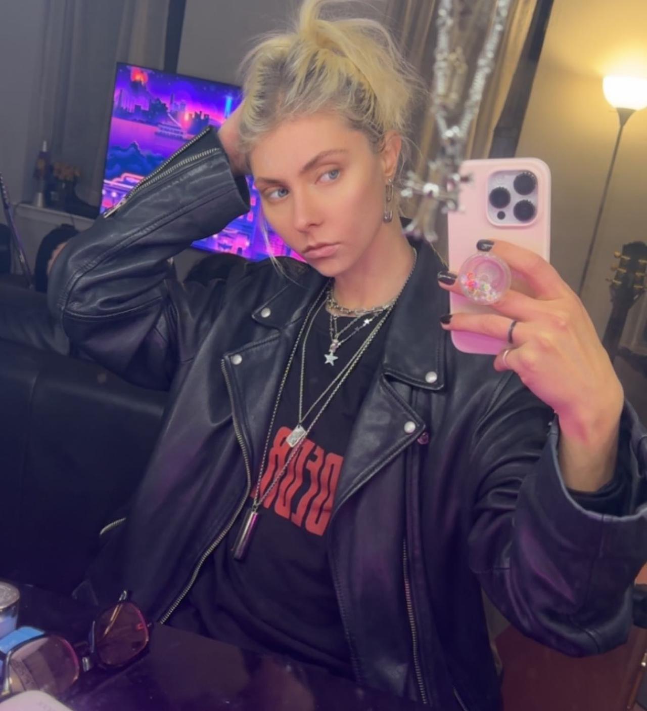 女演员 Taylor Momsen 发布最新自拍，长得有点像 Gaga；