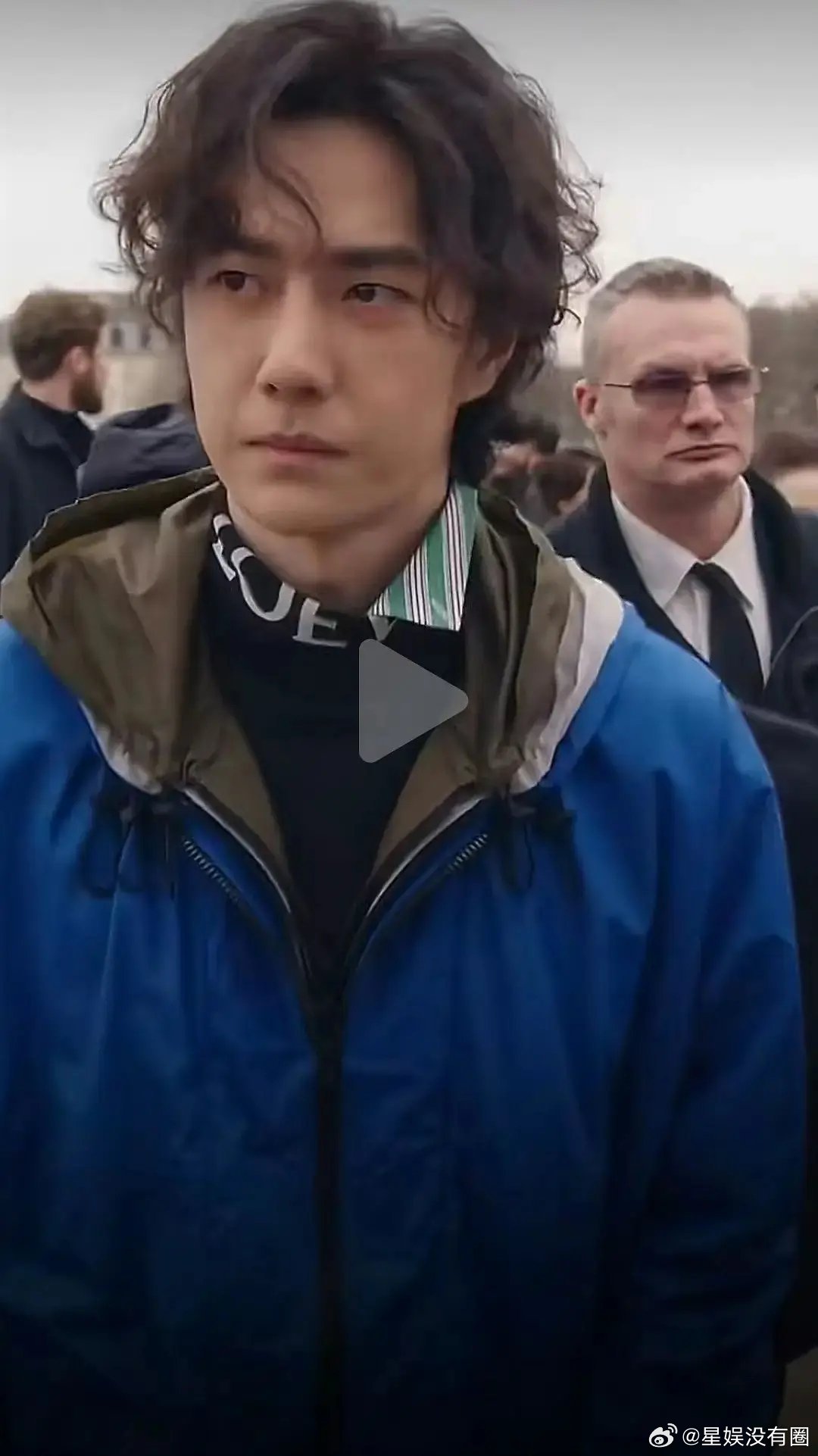 网友辣评王一博，壮壮妈来巴黎时装周了 