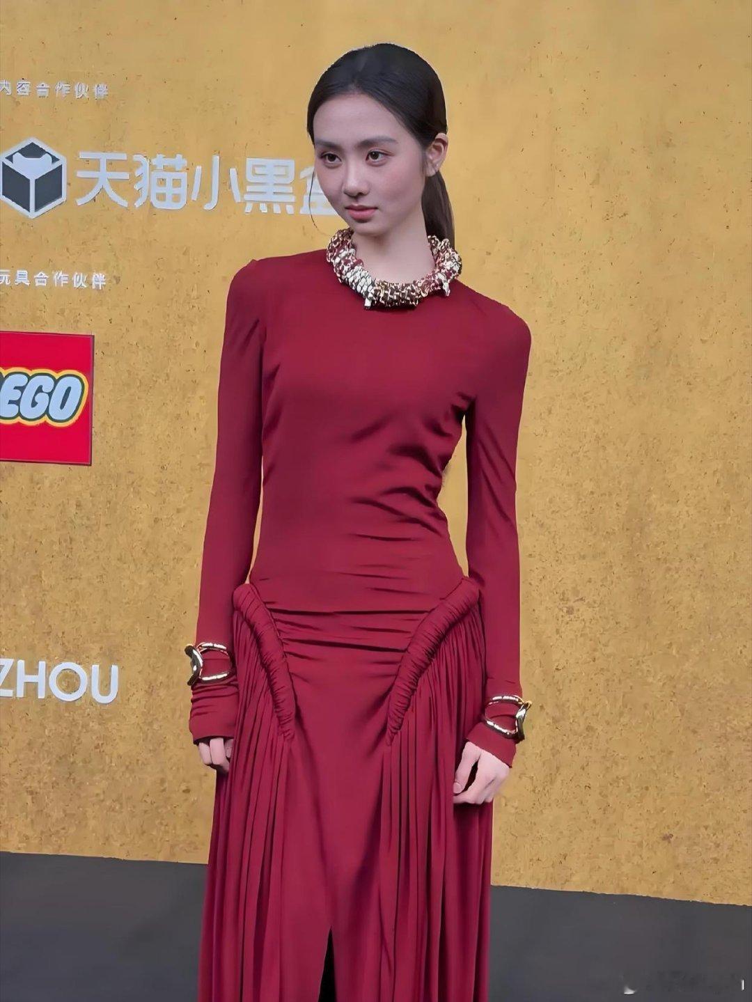 黄磊孙莉大女儿亮相红毯首秀！穿酒红紧身裙配大金链，正式进入娱乐圈？ ​​​