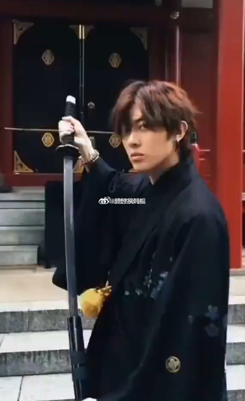 牌牌琦和同游迪士尼的女网红竟然有同款写真照...都穿着和服，手握日本武士刀...
