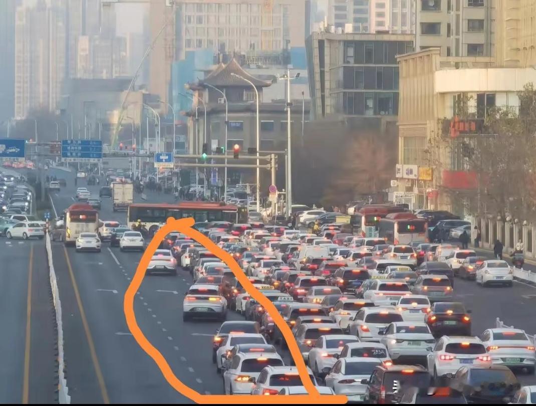 这一排车确实没有违法！
这是某超大城市，8车道路口的实景图，网友先分析了，说这算