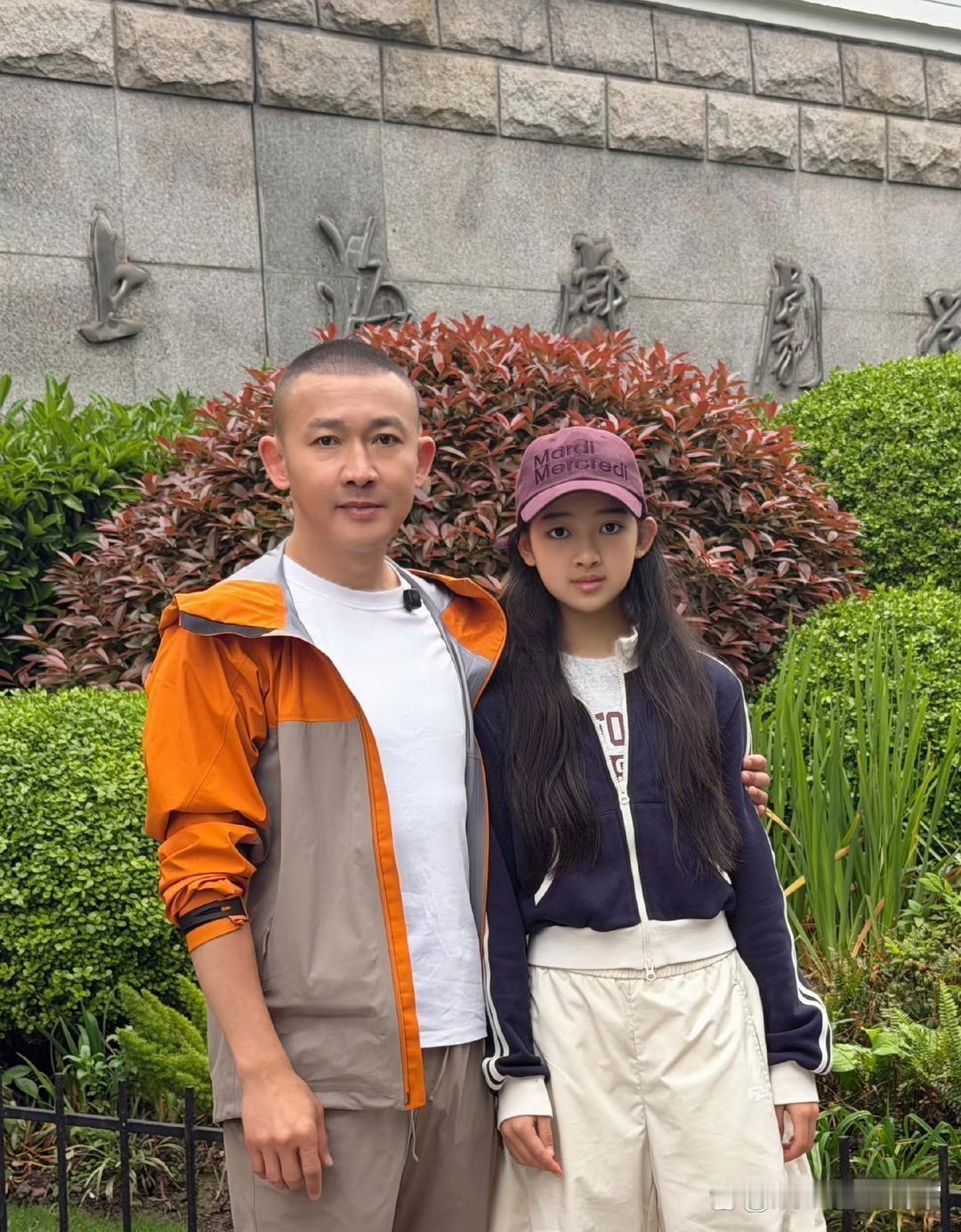 聂远带女儿现身上海戏剧学院，小姑娘眉眼精致气质出挑，星二代颜值太亮眼。