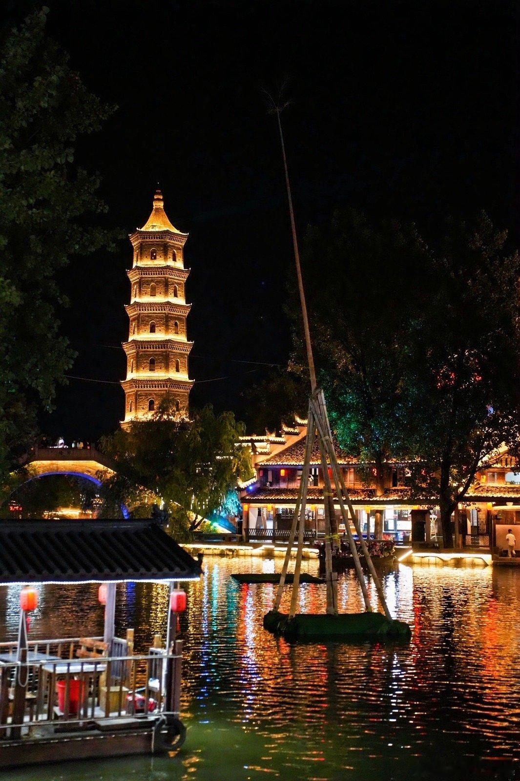 #安徽自媒体联盟探寻非遗文化# 夜幕下的铜陵，漫步在古色古香的街道上，每一砖一瓦