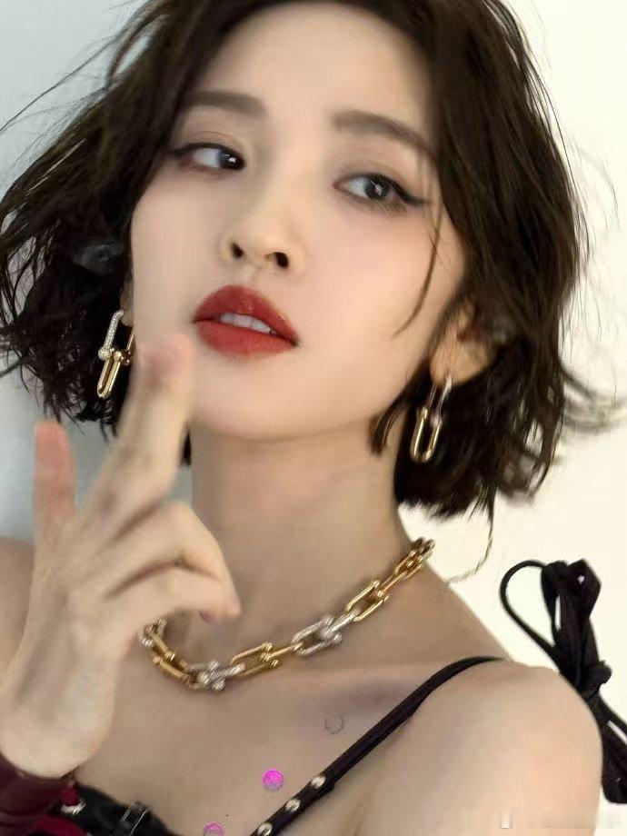 唐艺昕既是门面又是担当唐艺昕温柔又靠谱，主动接手高难度开场段落，默默刻苦练习，踏